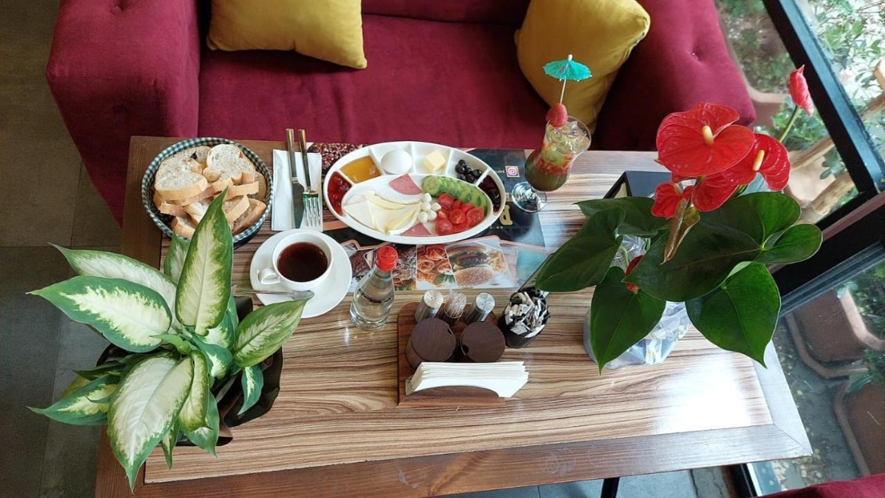 Paris Cafe Restaurant Hotel Istanboel
